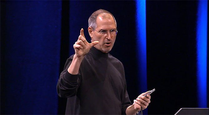 Apple CEO Steve Jobs explains the pinch zoom gesture to the Macworld audience at the January 2007 iPhone introduction in San Francisco